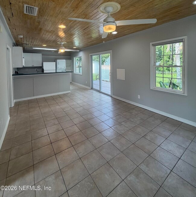 Photo - 736 W King St