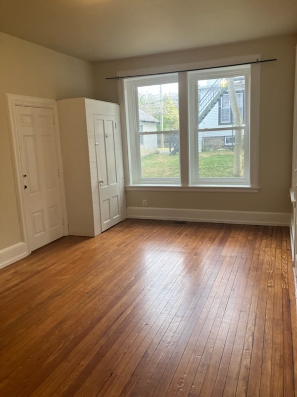 Dormitorio trasero/Amplios armarios empotrados - 1511 Spring Ave Unidad Apartment #1