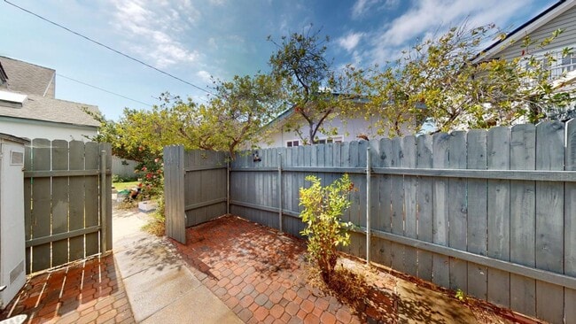 Building Photo - Charming One-Bedroom Backhouse in the cent...