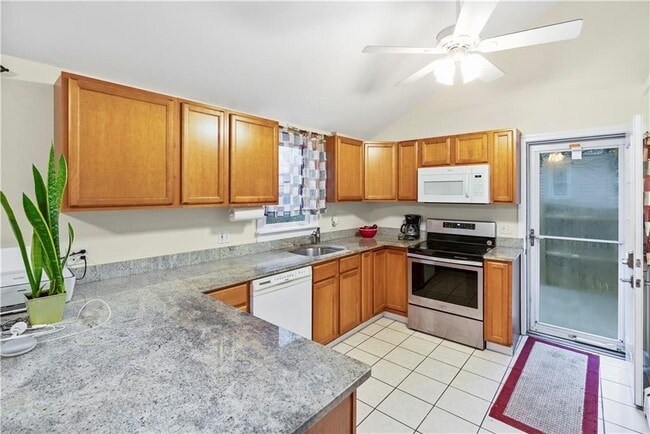 Building Photo - 393 Aquidneck Ave