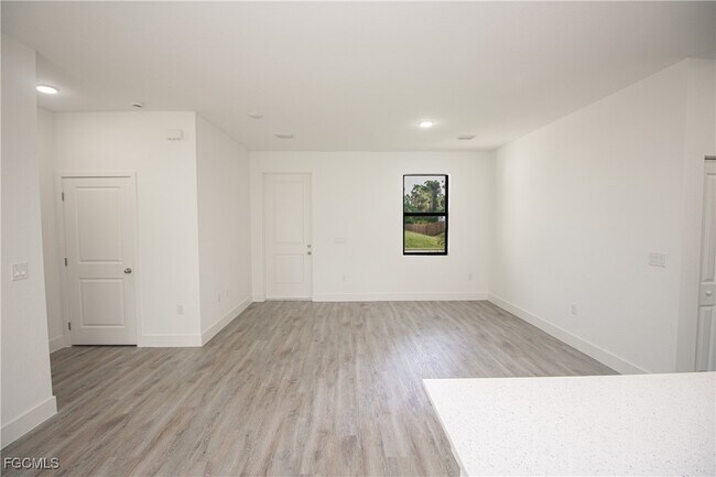 Photo - 1150 Darling St E