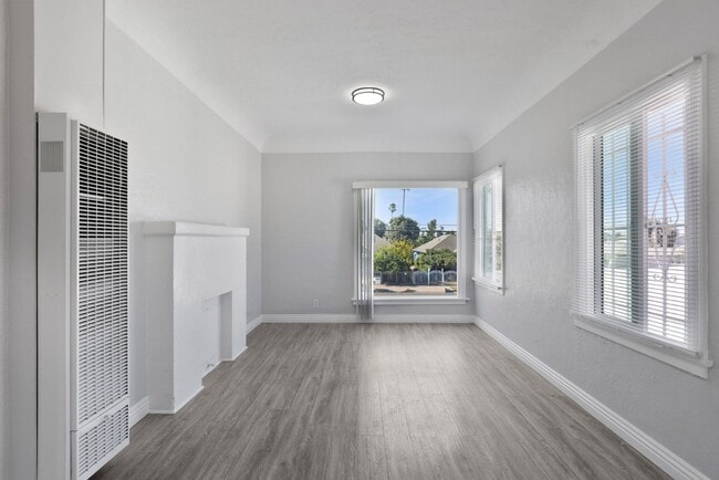 Building Photo - Spacious 2-Bedroom Apartment in Prime Los ... Unit 3