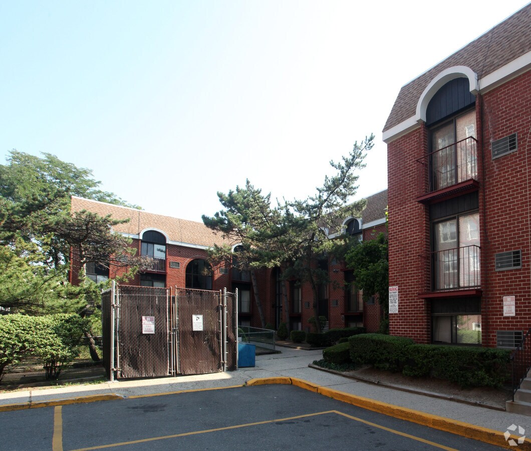 Photo - 156-01 N Conduit Ave