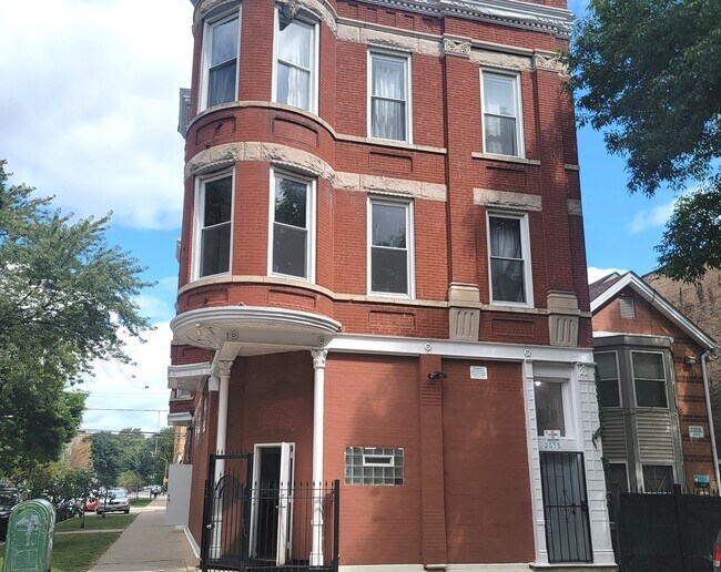 Building Photo - 1341 N Washtenaw Ave Unit 1F Rental