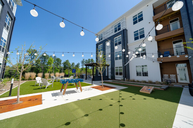 North Courtyard Lawn Games - James Run Apartments