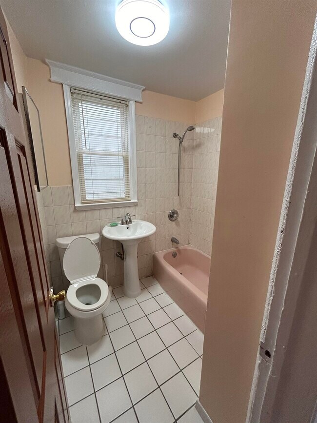 Photo - 364 Woodlawn Ave Unidad 2