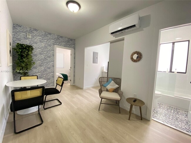 Building Photo - 1553 SW 7th St Unit 5