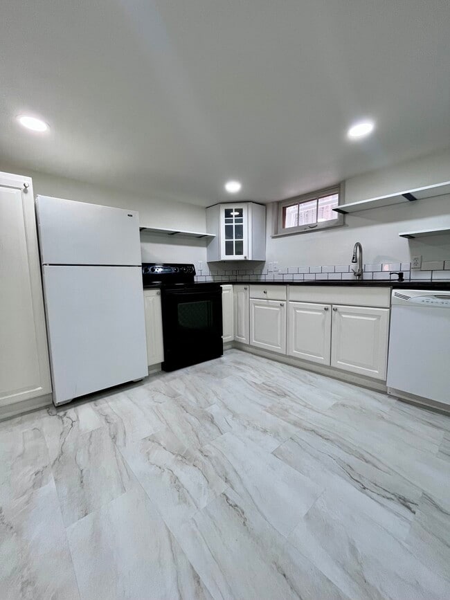 Full kitchen with dishwasher, garbage disposal, trash pullout, electric range/oven, fridge, & pantry - 3909 Hayes Ave Unit B