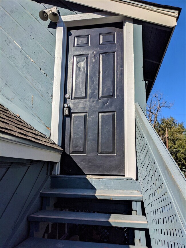 Building Photo - 704 E 22nd St Unit 1