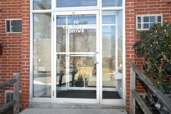 Building Photo - 10 Crescent Dr Unit 5