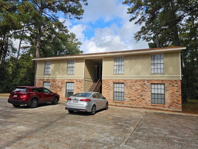 Building Photo - Available Now! Unit G