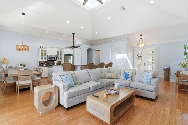 Building Photo - 3011 Pine Tree Dr Unit ID1364127P