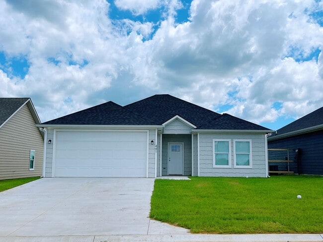 Building Photo - Quiet neighborhood/Open floor plan/Paved s... Rental