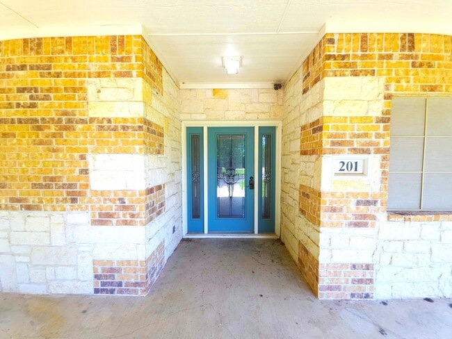 Photo - 201 Oak St