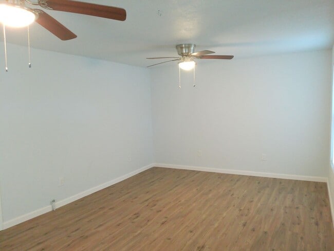 Photo - 225 Watson St