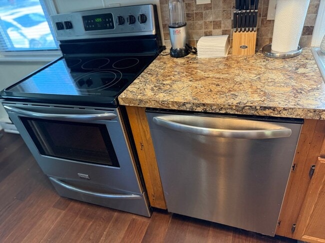 Photo - 707 Putnam Pike