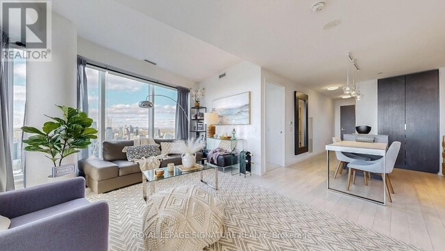 Photo - 197 Yonge St Unit 5811