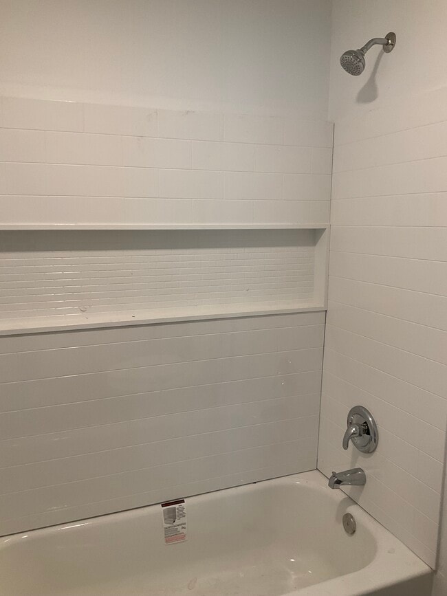 Tub/Shower Combo - 1487 Claremont Pl
