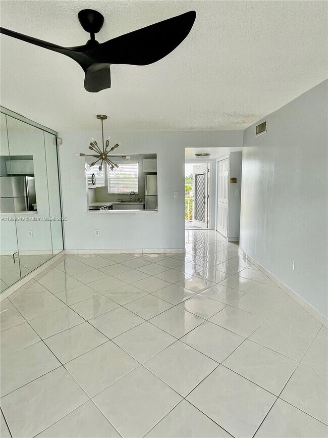 Photo - 8280 Sunrise Lakes Blvd Unidad 307