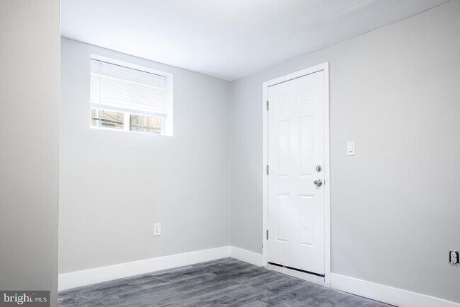 Photo - 2348 Moore St