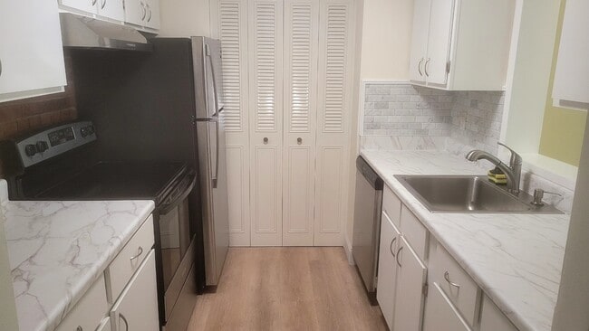 Building Photo - 25 Greentree Ln Unit 34