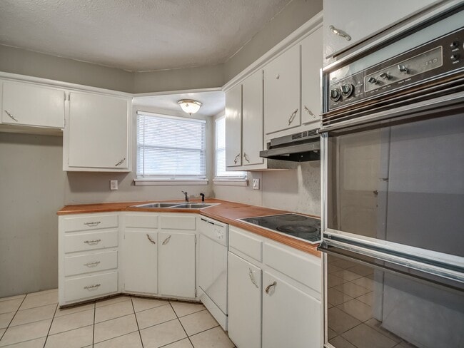 Photo - 5004 S Broadway Ave