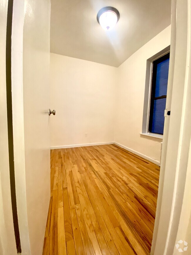 Building Photo - 415 E 81st St Rental