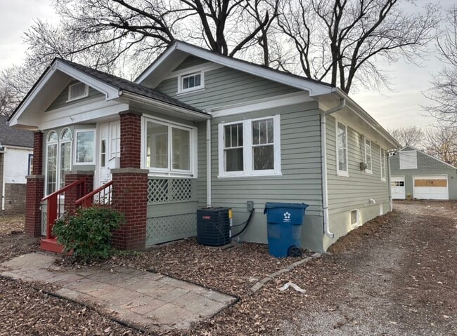 Building Photo - 126 S Willow Ave