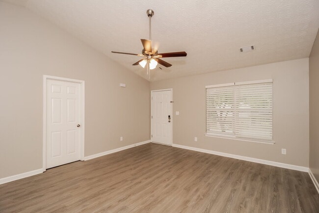 Photo - 108 Julie Ln