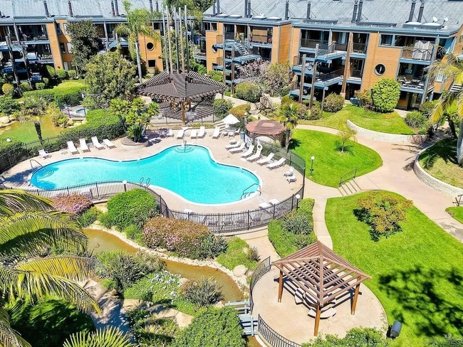 pool and two hot tubs - 4010 Layang Layang Cir Unit A