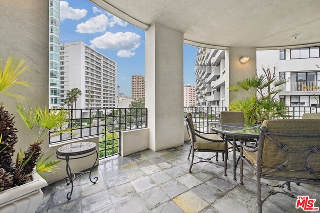 Building Photo - 10351 Wilshire Blvd Unit PH1 Rental