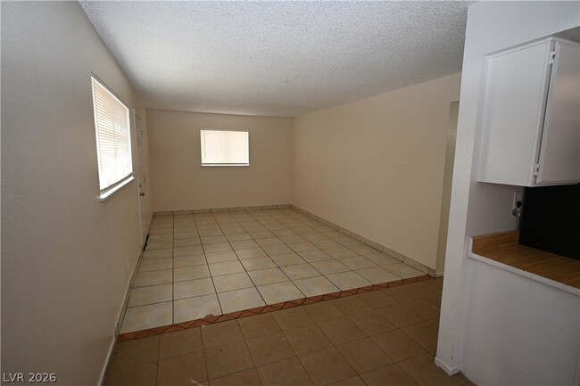 Photo - 2301 Stewart Ave Unidad A