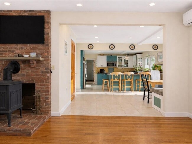 Photo - 400 3rd Beach Rd