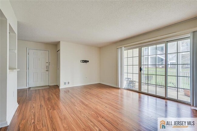 Photo - 69 Amberly Ct Unidad 165