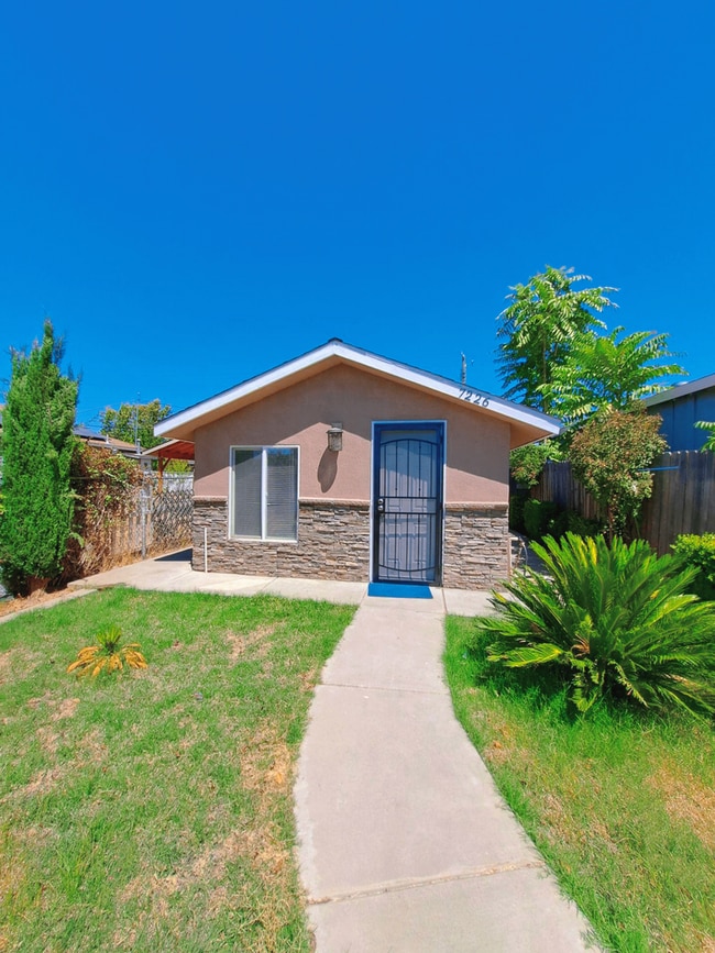 Building Photo - Unique 2 Bedroom 1 Bathroom Home Located I...
