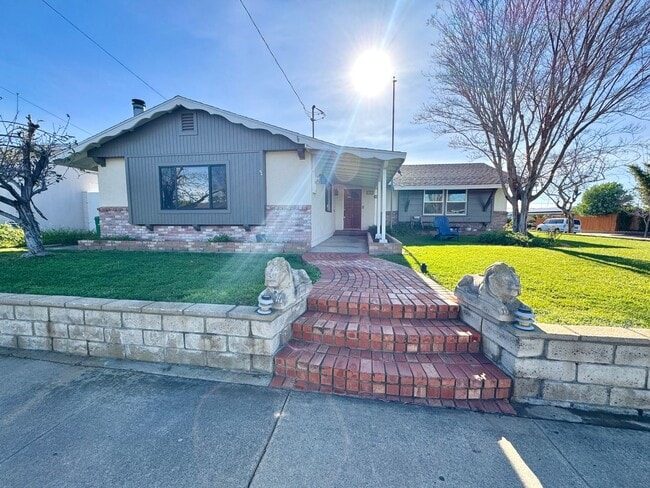 Photo - 3BD/2BA HOME AVAILABLE IN NORTH CLAIREMONT ONLY $4,495!