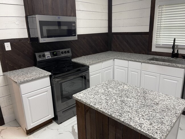 Photo - 112 Yates St