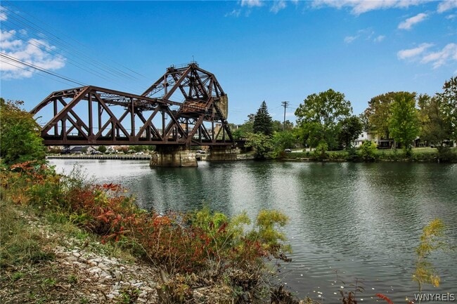 Photo - 126 E Niagara St