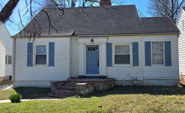 Building Photo - Adorable 3 Bedroom Bungalow Across from Mercy Hospital $1395!!!