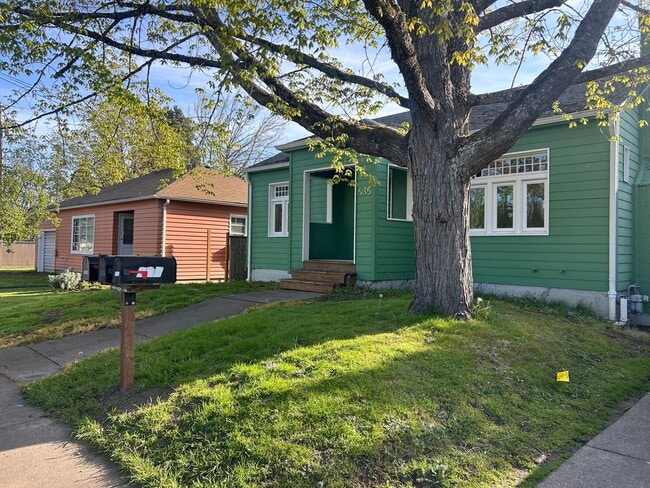 Building Photo - (560) 21st Street Cottage - 2 Bedroom / 1 Bathroom Unit 535