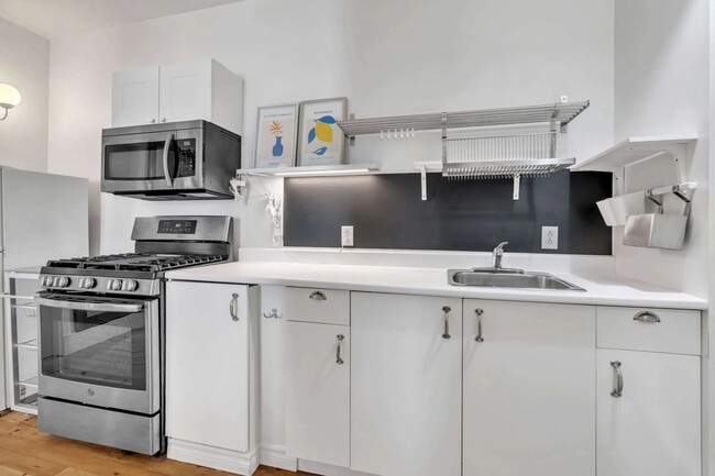 Building Photo - 208 Clarence St Unit 2