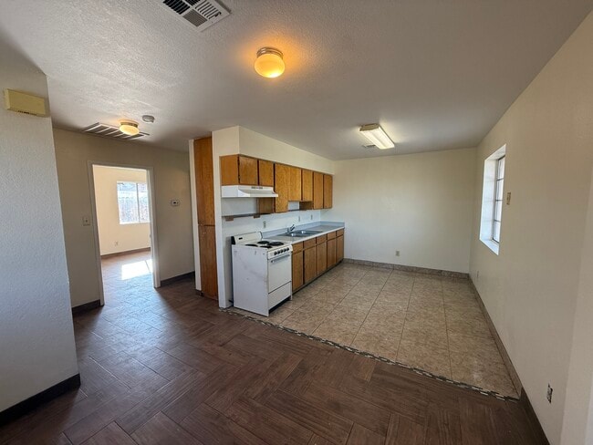 255 E 23rd St Unit 1