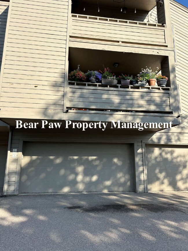 Building Photo - "Great 2-Bed, 2-Bath Condo Genesee" Unit B