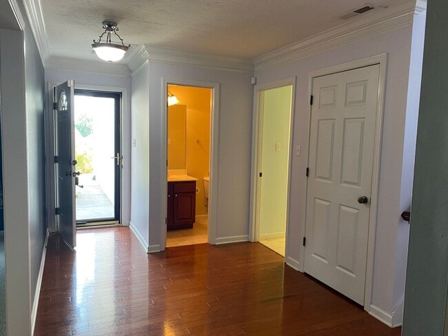 Photo - Knoxville 37931 - 4 bedroom, 2.5 bath home - Contact Susan Calabrese (865) 591-9204