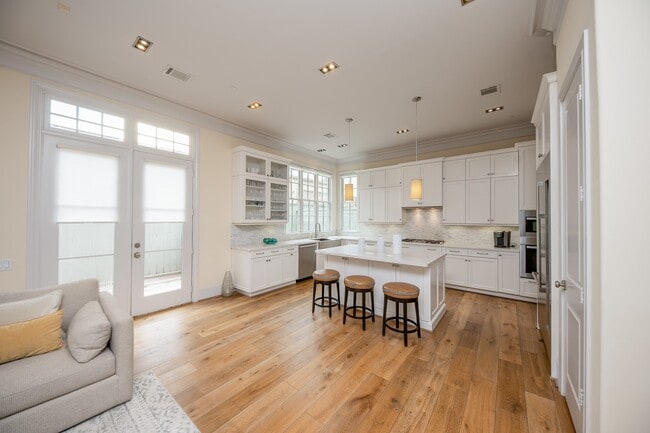 Building Photo - 5410 Alder Cir