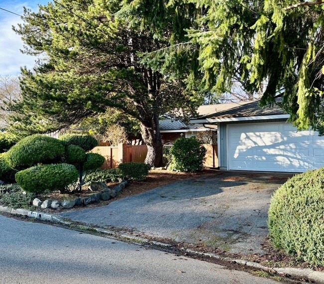 Building Photo - 3 Bed / 2.5 Bath Bellevue rambler $3,895/month