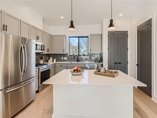 Building Photo - 3700 Clawson Rd Unit 406