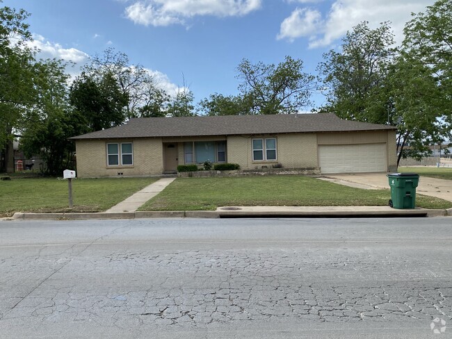 Building Photo - 1741 W Frey St Rental