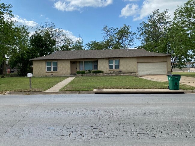 Building Photo - 1741 W Frey St Rental
