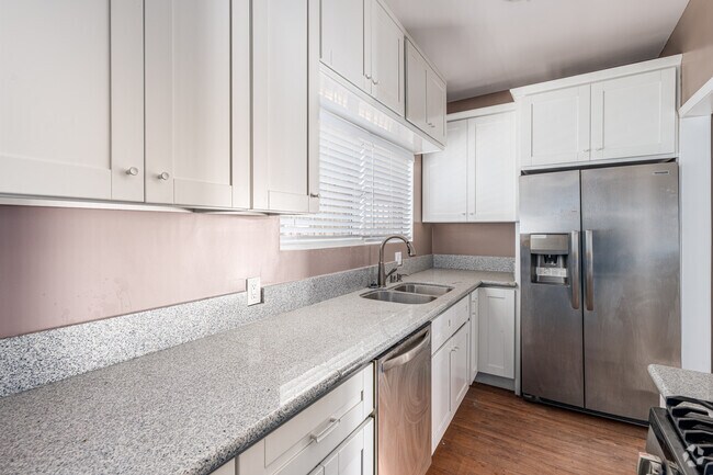 1BR, 1BA - 550SF - Kitchen